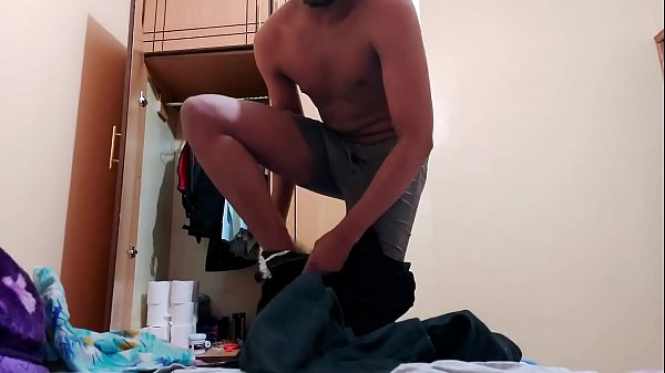 Il fratellastro viene sorpreso a masturbarsi!!! Guarda da solo (2)