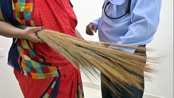 Sicherheitsmann zeigt dem Dienstmädchen den Schwanz