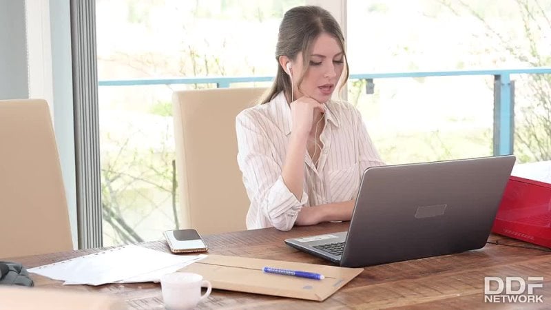 Rapporto anale di Rebecca Volpetti in ufficio a casa [tutto sesso, hardcore, pompino, gonzo]